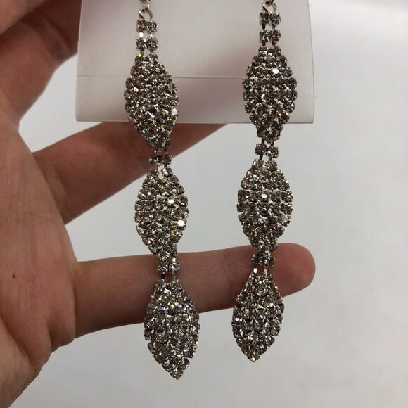 NWT Ardene Occaisuon dangly sparkly earrings silver - Picture 3 of 8